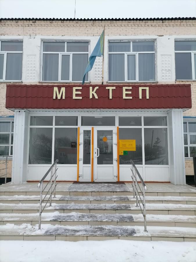 Вход Пресногорьковской школы