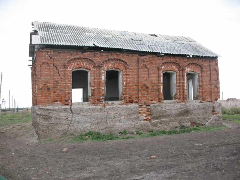 Каменное здание в центре бывшей Богоявленки.