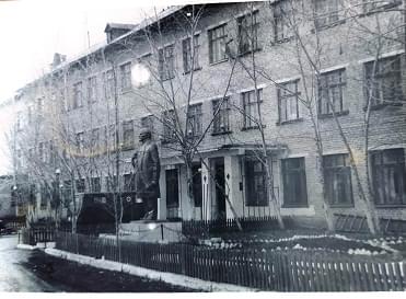 Фото больницы с. Пресногорьковка (1986 год), с памятником В.И.Ленину у входа.