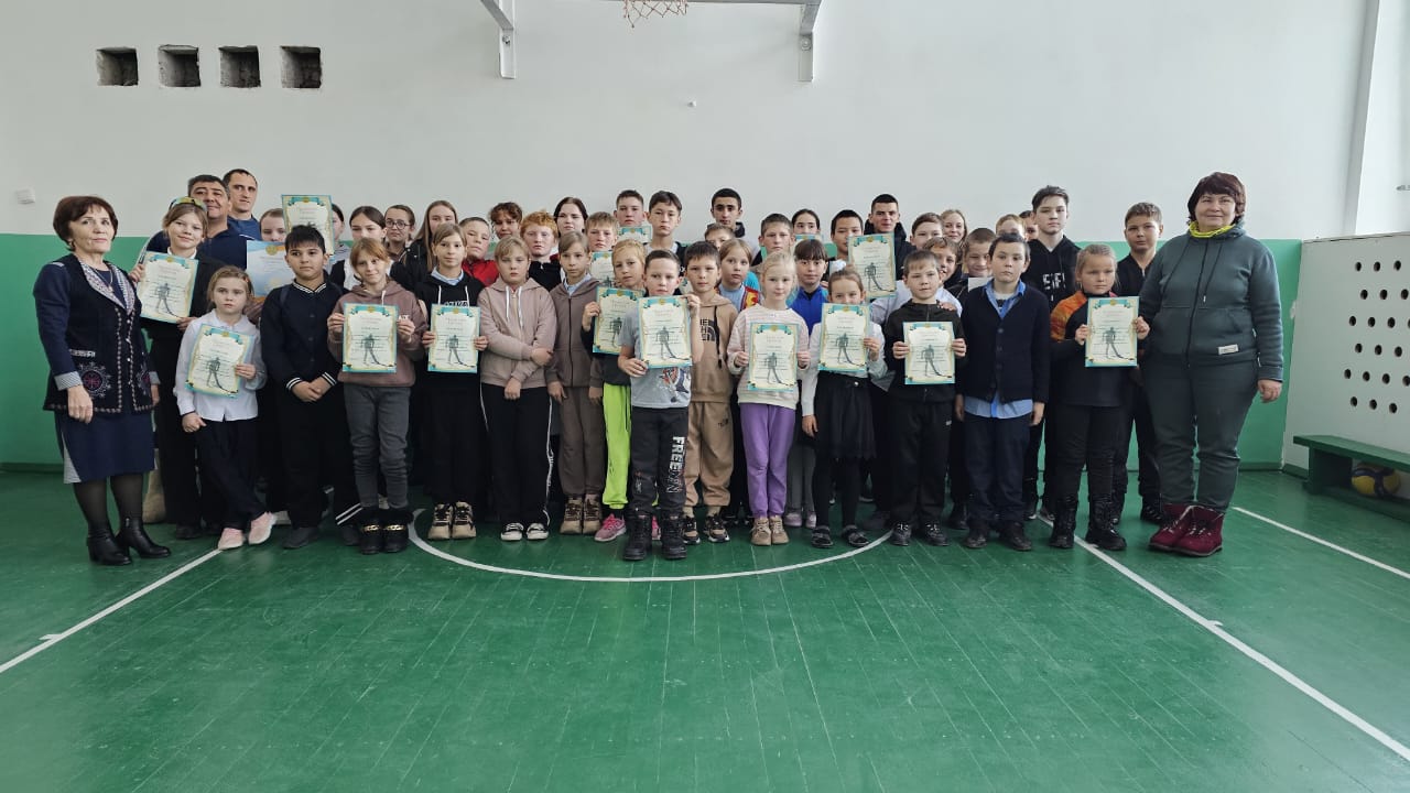 Награждение спортсменов Первенства Узункольской РДЮСШ по лыжным гонкам в спортзале Пресногорьковской средней школы