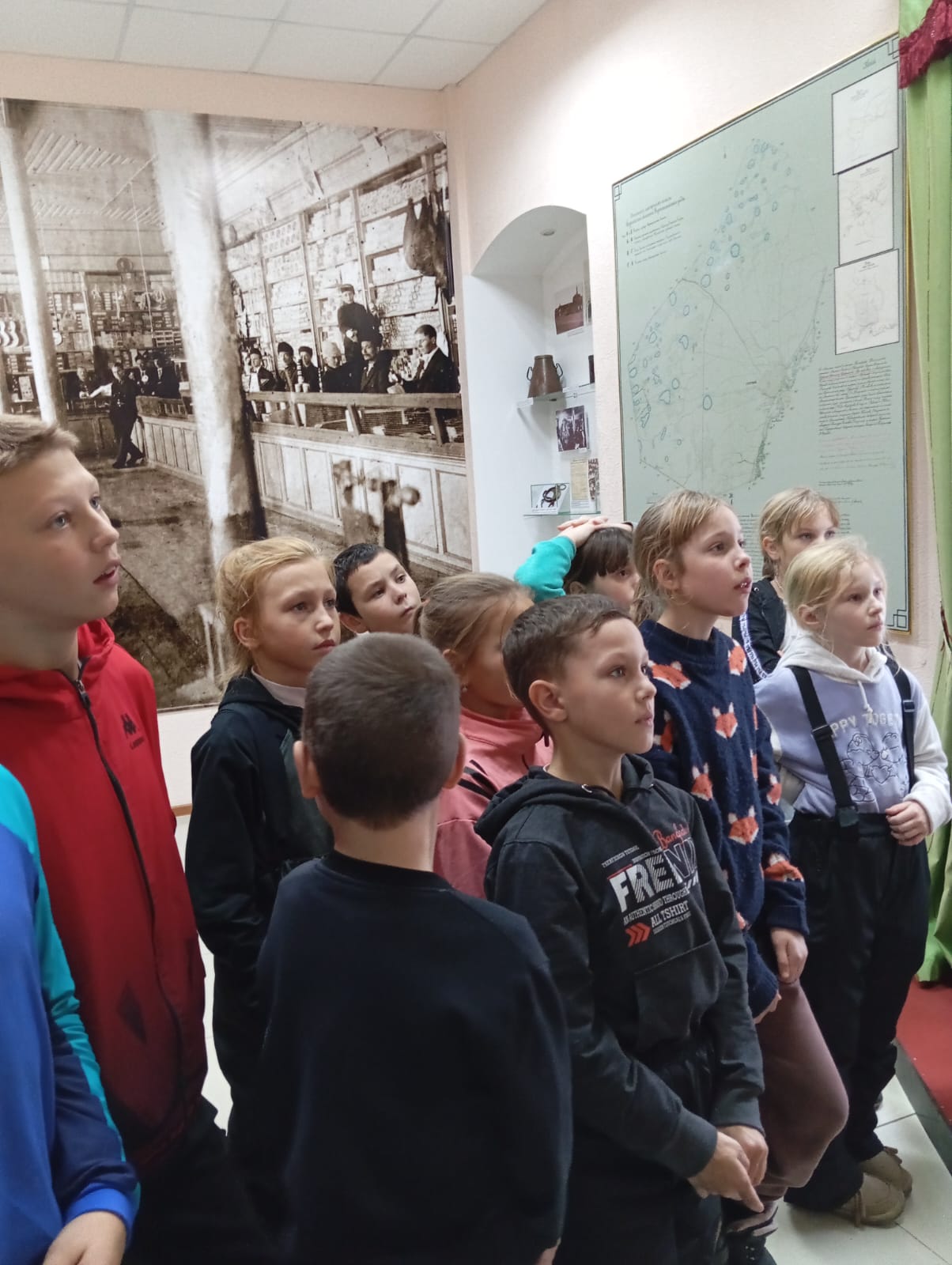 Дети из Пресногорьковки в мемориальном музее Алтынсарина на экскурсии