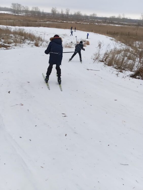Дети из Пресногорьковки спускаются на лыжах на учебном сборе в Костанае