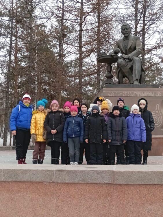 Юные пресногорьковские лыжники у памятника Ахмету Байтурсынову в Костанае