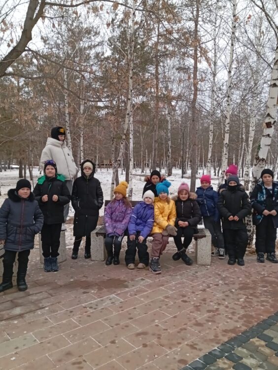 Юные пресногорьковские лыжники на прогулке костанайском парке