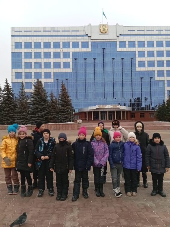 Юные пресногорьковские лыжники у здания акимата в Костанае