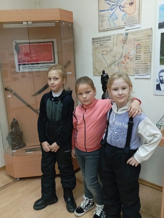 Пресногорьковские подружки-лыжницы в музее Алтынсарина
